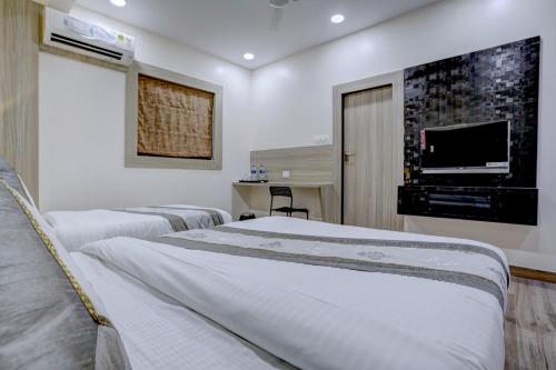 Postel nebo postele na pokoji v ubytování Hotel Arts International