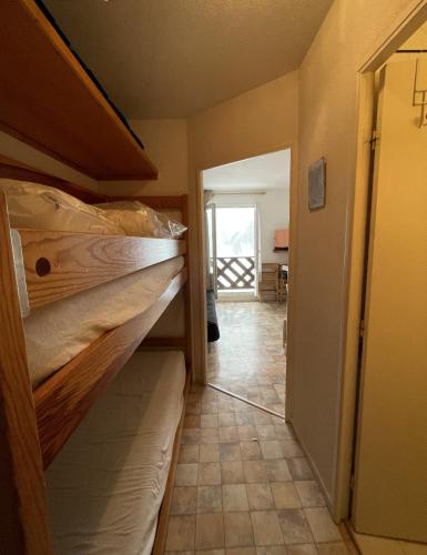 um quarto com 2 beliches e um corredor em Studio 4 couchages avec parking et balcon, au pied télésiège et vente forfaits à La Foux d'Allos em Allos