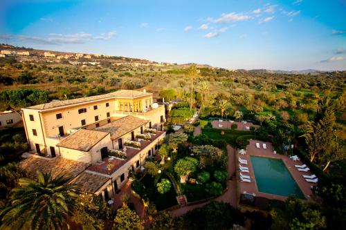 uma vista aérea de uma casa com piscina em Villa Athena Resort em Agrigento