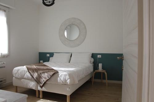 een slaapkamer met een bed met een spiegel aan de muur bij Suite moderna a due passi dal centro in Molinella