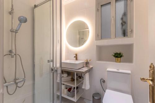 a bathroom with a toilet and a sink and a shower at INAR céntrico apartamento junto Ayuntamiento & Ría in Bilbao