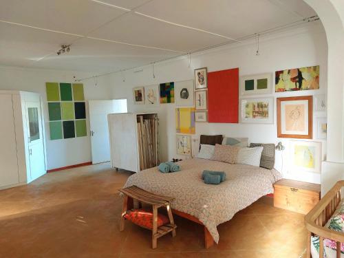 ein Schlafzimmer mit einem großen Bett in einem Zimmer in der Unterkunft Eins Art Studios in Omaruru