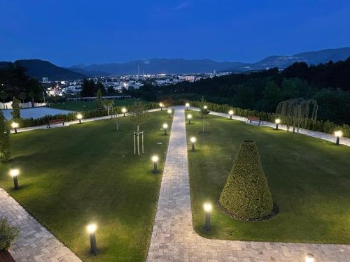 un parque con luces en el césped por la noche en SP resort - Peter Sagan, en Žilina