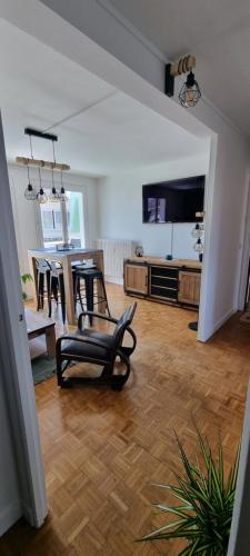 un salon avec une chaise et une table dans l'établissement Le Petit Horloge, à Rouen