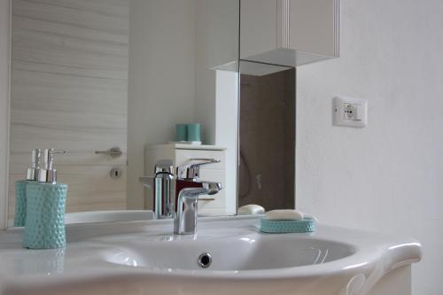 uma casa de banho com um lavatório e um espelho em Suite moderna a due passi dal centro em Molinella