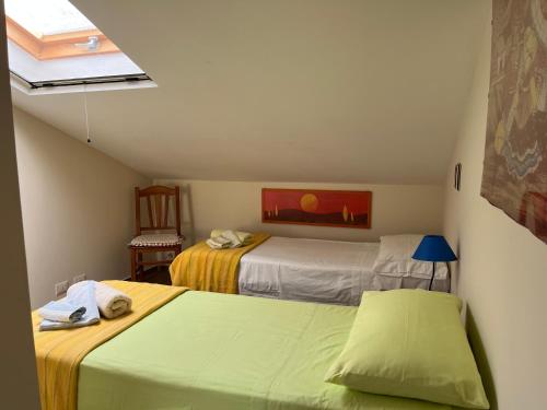 Katil atau katil-katil dalam bilik di Yellow House