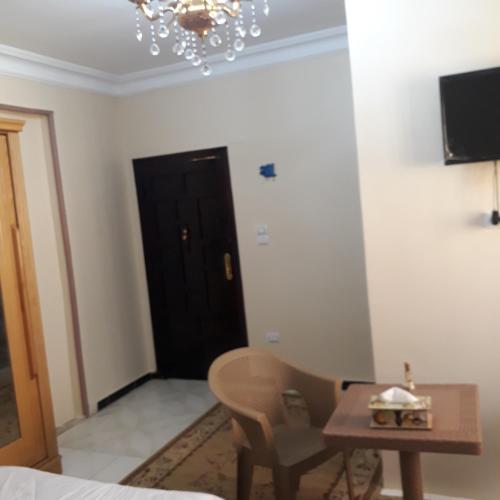 Μια τηλεόραση ή/και κέντρο ψυχαγωγίας στο Nana Pyramids Guest House