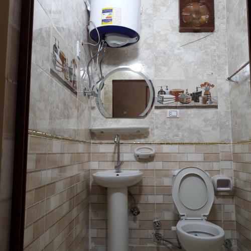 Ένα μπάνιο στο Nana Pyramids Guest House