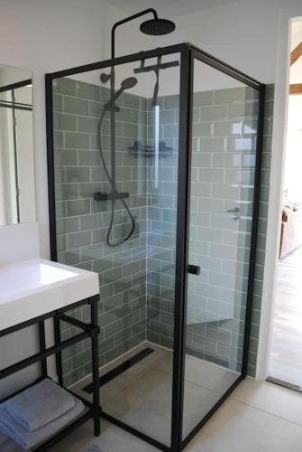 a bathroom with a shower with a glass door at Vrijstaande woning Drenthe bij het bos. in Bovensmilde
