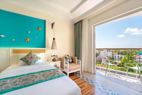 sypialnia z łóżkiem i dużym oknem w obiekcie Amina Lantana Hoi An Hotel & Spa w Hoi An