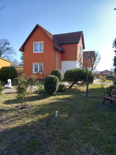 a house with a yard with a bench in front of it at Ferienwohnung am Kronhof in Lychen