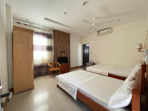 洞海的住宿－Thăng Long Hotel，酒店客房设有两张床和电视。