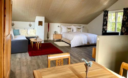 ein Schlafzimmer mit einem Bett und ein Wohnzimmer in der Unterkunft Gästehaus Casa Cecilia in Wetzikon