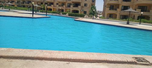 une grande piscine bleue en face d'un bâtiment dans l'établissement Banana resort, à Ras Sudr