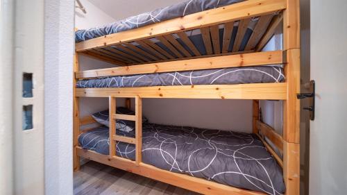 une chambre avec deux lits superposés dans l'établissement LE SCHUSS 4 - 342 - Studio lumineux 2-4 pers, à La Foux