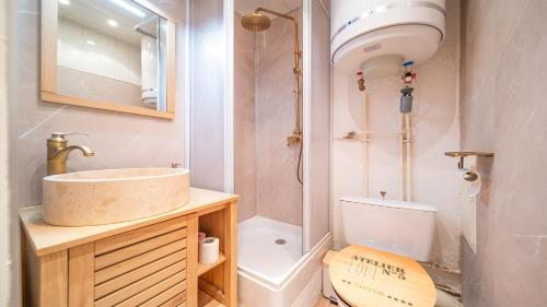 une salle de bain avec un lavabo et des toilettes dans l'établissement LE SCHUSS 4 - 342 - Studio lumineux 2-4 pers, à La Foux