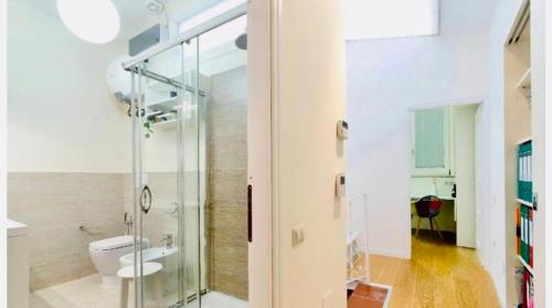 een badkamer met een glazen douche en een toilet bij Le Paris in Cagliari