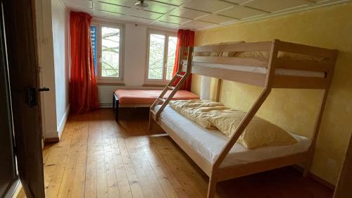 Zimmer mit 2 Etagenbetten und einem Fenster in der Unterkunft Gästehaus am Sonnenfeld in Sommeri