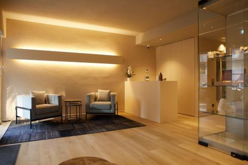 a lobby with two chairs and a table at Mima Aparthotel Boutique & Spa in Milano Marittima