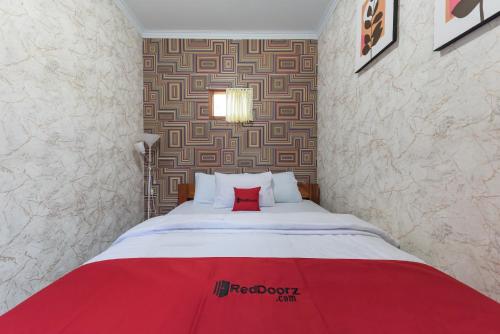 Postel nebo postele na pokoji v ubytování RedDoorz at Villa De ZamZam Ciater
