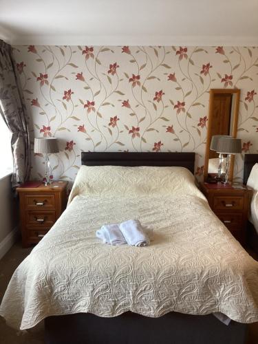 sypialnia z łóżkiem z dwoma ręcznikami w obiekcie Barons Court w mieście Great Yarmouth