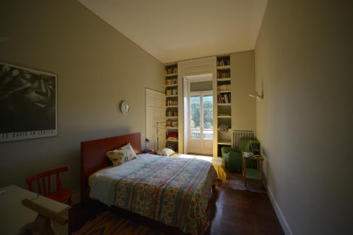 - une petite chambre avec un lit et une fenêtre dans l'établissement 2 camere con pianoforte, à Naples
