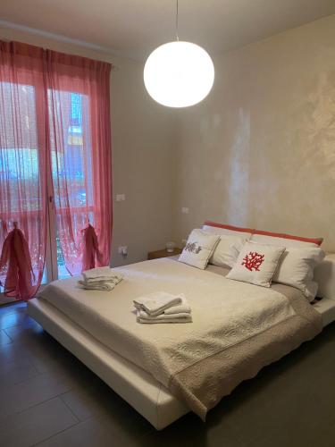 Schlafzimmer mit einem großen Bett und roten Vorhängen in der Unterkunft Zia Sara in Pietrasanta