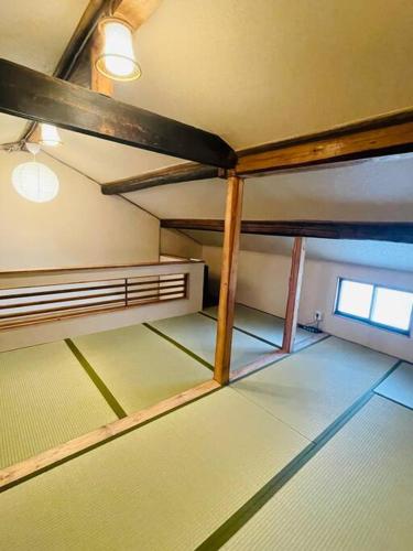 an empty room with a bunk bed and a window at えん飛鳥　日本始まりの地　古民家一棟貸し　8人＋大型犬も宿泊可能 in Asuka
