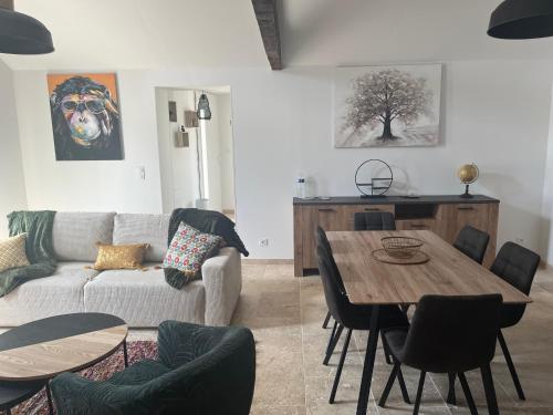 un salon avec un canapé et une table dans l'établissement Les gites de la Gare, à Mussidan
