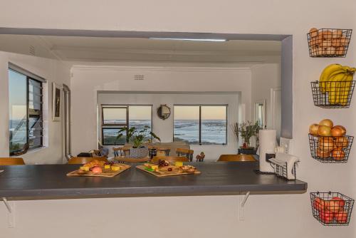 einen Spiegel in einer Küche mit Obst auf der Theke in der Unterkunft Lapaside Self Catering Near Gansbaai in Gansbaai