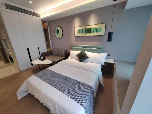 Ліжко або ліжка в номері Fuan Hotel - Shenzhen International Convention and Exhibition Center Branch