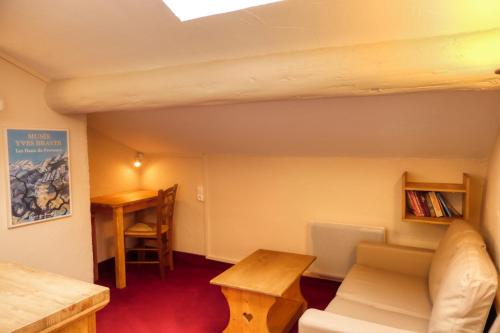 Ein Sitzbereich in der Unterkunft Hôtel Le Colbert