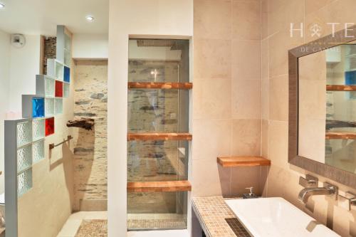 y baño con lavabo y espejo. en L'Airial - Maison idéalement située entre commerces et plage, en Olonne-sur-Mer