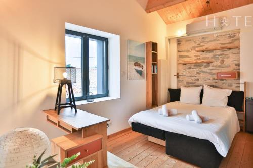 1 dormitorio con cama y ventana en L'Airial - Maison idéalement située entre commerces et plage, en Olonne-sur-Mer