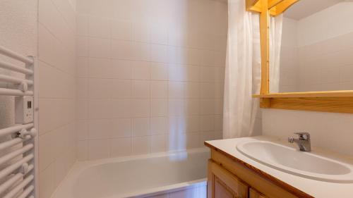 a bathroom with a sink and a bath tub at Les Marmottes- 34- 6 pers in Saint-Sorlin-dʼArves