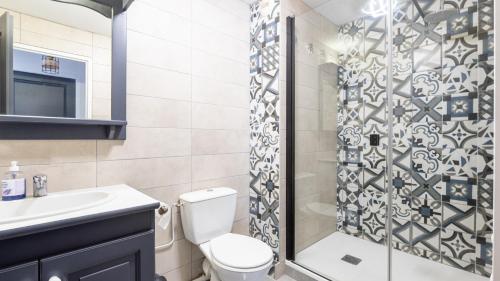 un bagno con doccia, WC e lavandino di Les Marmottes-32- 10 pers a Saint-Sorlin-dʼArves