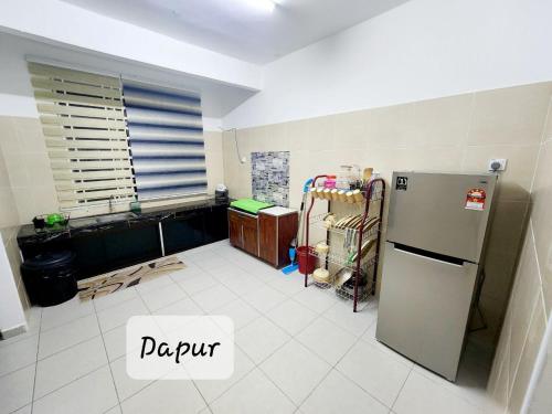 uma cozinha com um frigorífico num quarto em Ro-z Homestay em Rantau Panjang