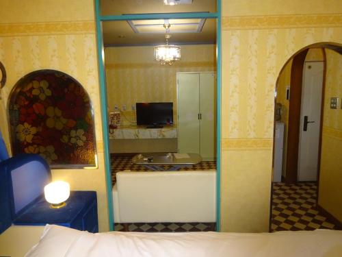 espejo en una habitación de hotel con dormitorio en HOTEL Z23, en Tsu