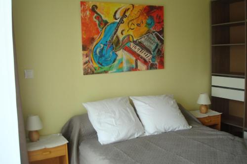 - une chambre avec un lit et une peinture murale dans l'établissement Apartement Etoile, à Thonon-les-Bains
