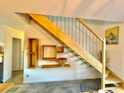 a staircase in a house with a vase on it at Villa avec piscine proche plages in Vaux-sur-Mer