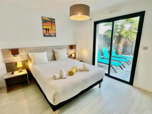 מיטה או מיטות בחדר ב-Villa avec piscine proche plages