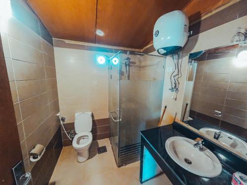 ein Badezimmer mit Toilette, Waschbecken und Dusche in der Unterkunft Crazy Horse Camp in Nuweiba