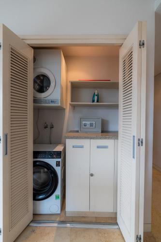 a laundry room with a washer and dryer at Park view Avalon Apartment District 1 HCM City in Ho Chi Minh City