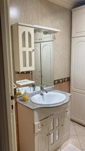 Ένα μπάνιο στο Appartement spacieux et agréable
