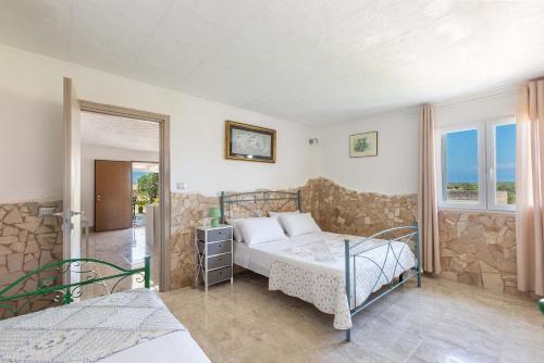 - une chambre avec un lit dans une pièce dotée de fenêtres dans l'établissement Villetta Paola by BarbarHouse, à Borgagne