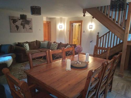 ParkgateにあるBallywee guest houseの木製のテーブルとソファのあるリビングルーム