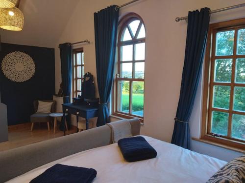 ParkgateにあるBallywee guest houseのベッドとソファと窓のある寝室