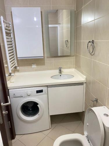 a bathroom with a washing machine and a sink at CAN SUIT in Çekmeköy