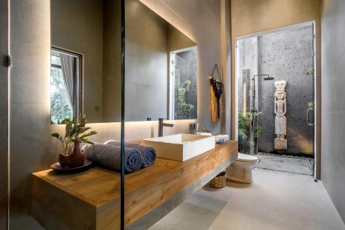Kupatilo u objektu Villa Homala by BaliSuperHost