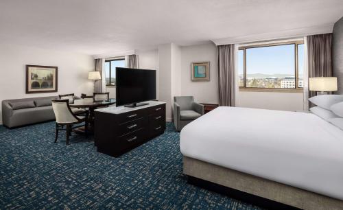 una camera d'albergo con letto e scrivania di Hilton Concord a Concord